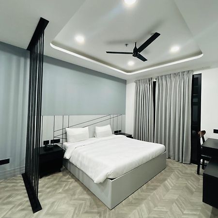 Bedchambers Serviced Apartment, Golf Course, คูร์เคาน์ ภายนอก รูปภาพ