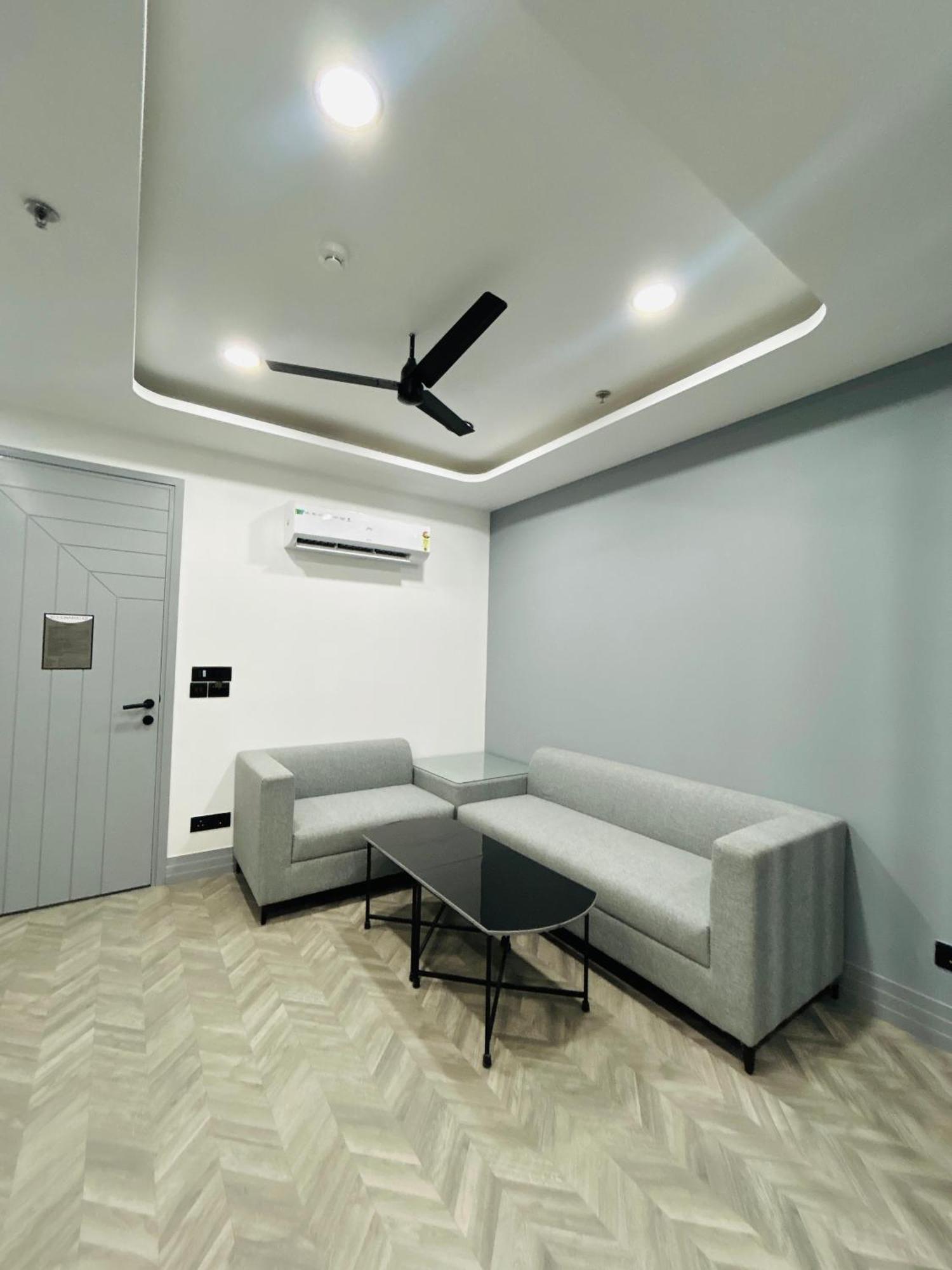 Bedchambers Serviced Apartment, Golf Course, คูร์เคาน์ ภายนอก รูปภาพ