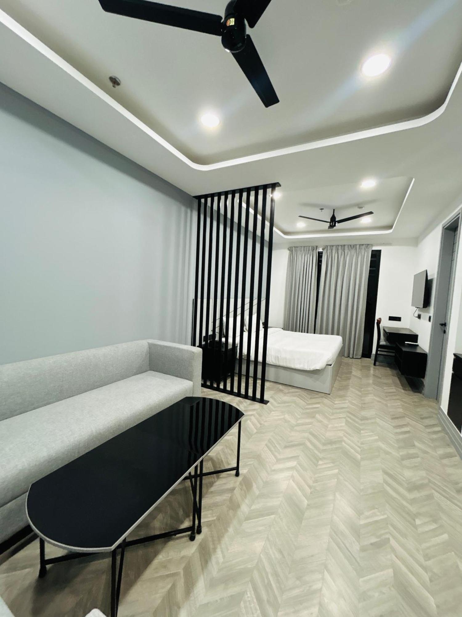Bedchambers Serviced Apartment, Golf Course, คูร์เคาน์ ภายนอก รูปภาพ