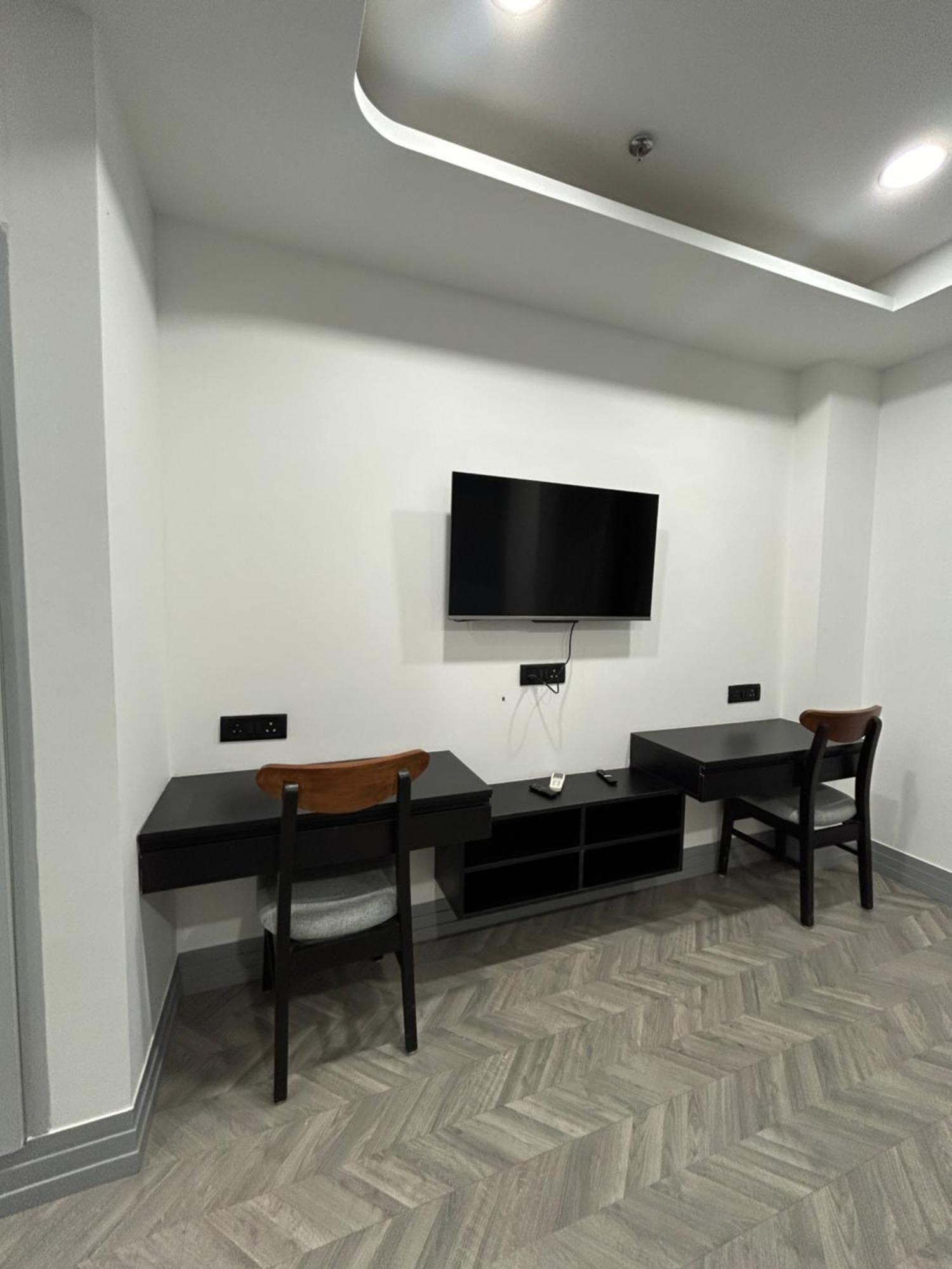 Bedchambers Serviced Apartment, Golf Course, คูร์เคาน์ ภายนอก รูปภาพ