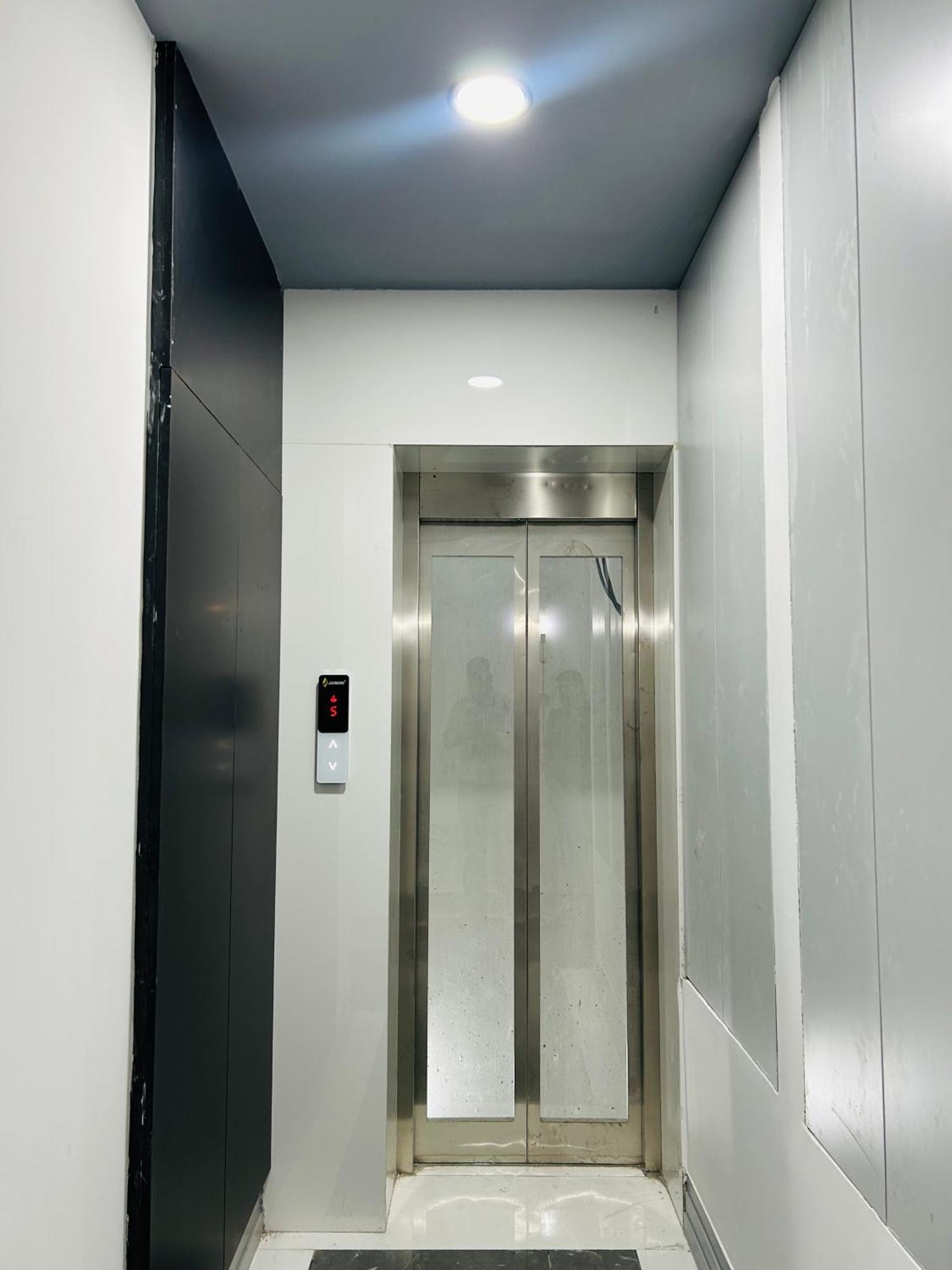 Bedchambers Serviced Apartment, Golf Course, คูร์เคาน์ ภายนอก รูปภาพ