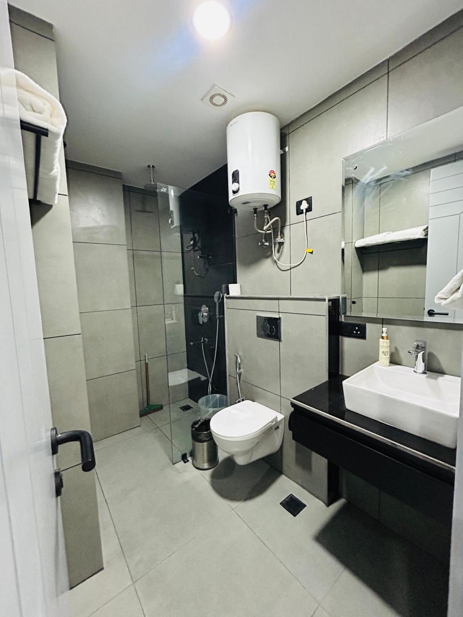 Bedchambers Serviced Apartment, Golf Course, คูร์เคาน์ ภายนอก รูปภาพ