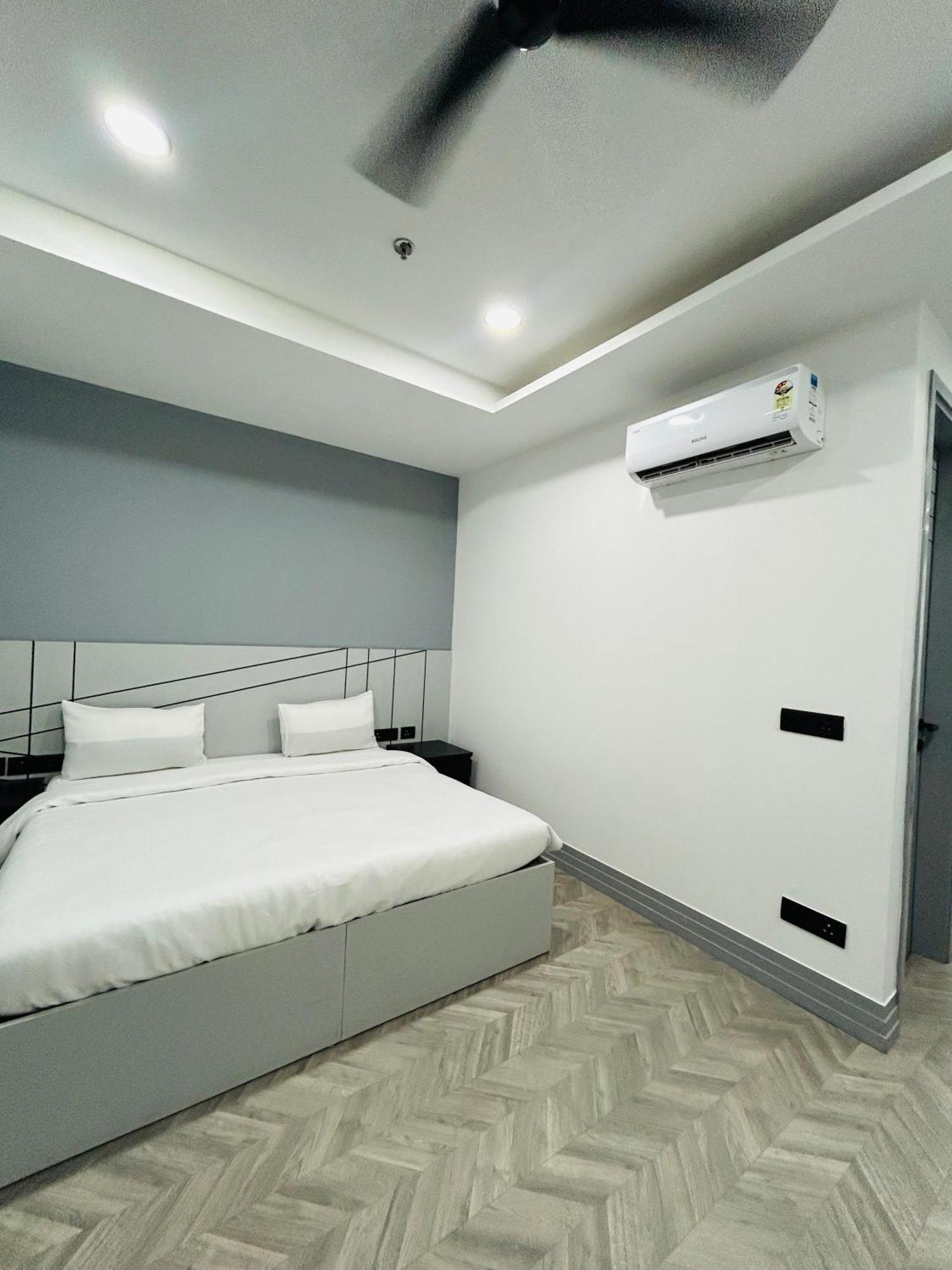 Bedchambers Serviced Apartment, Golf Course, คูร์เคาน์ ภายนอก รูปภาพ