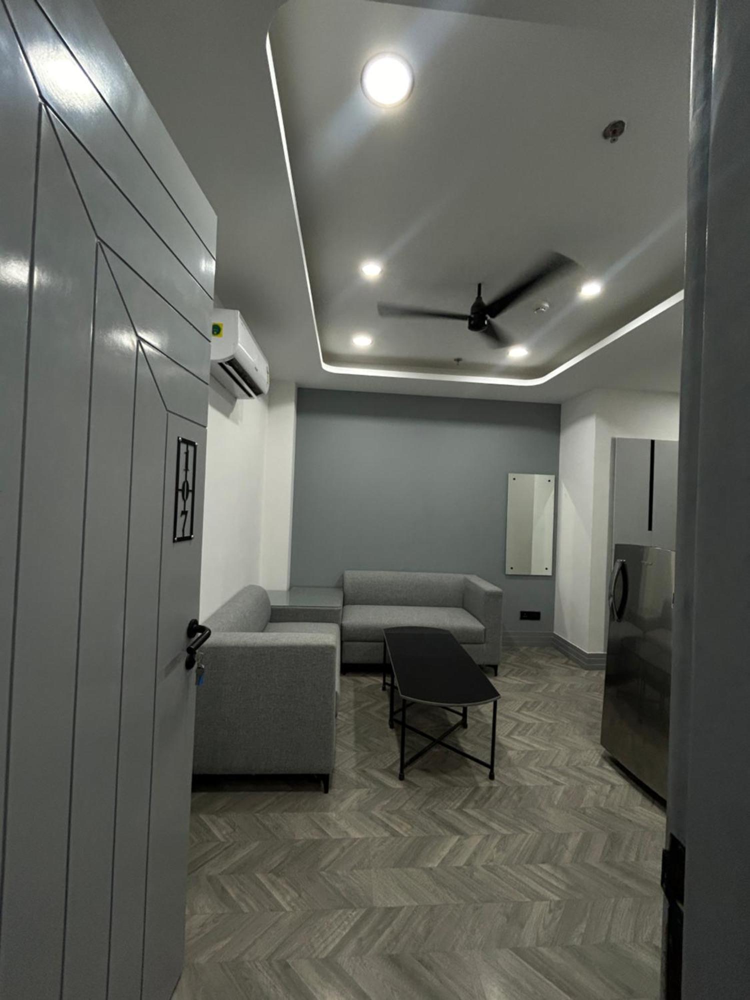 Bedchambers Serviced Apartment, Golf Course, คูร์เคาน์ ภายนอก รูปภาพ