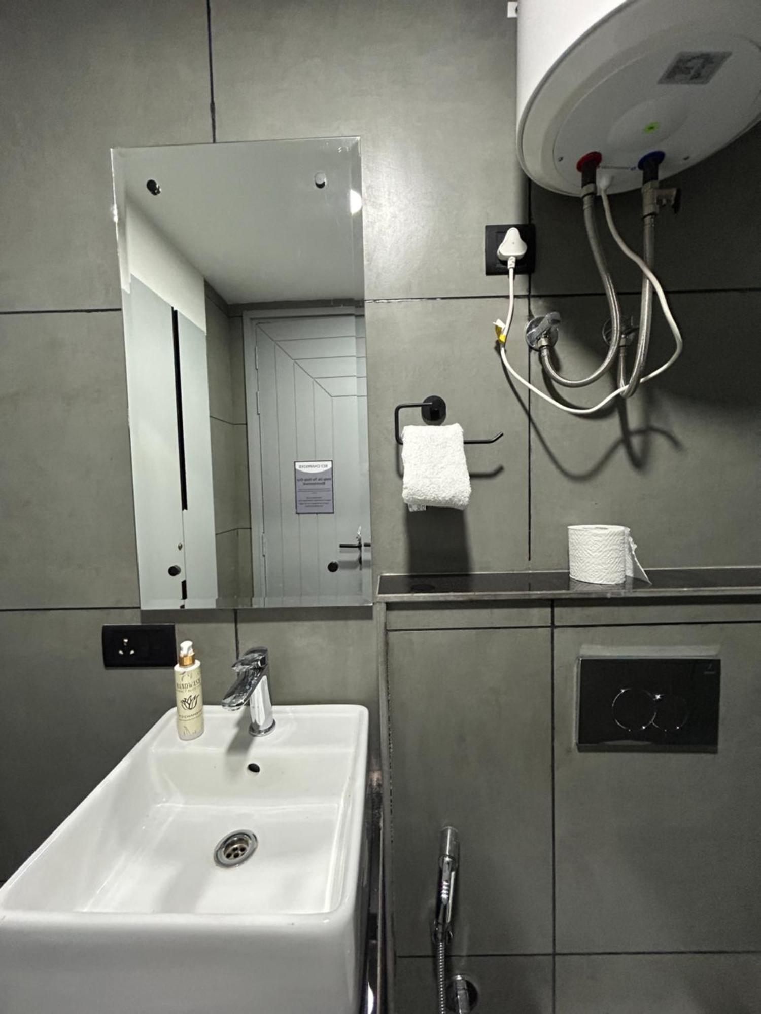 Bedchambers Serviced Apartment, Golf Course, คูร์เคาน์ ภายนอก รูปภาพ