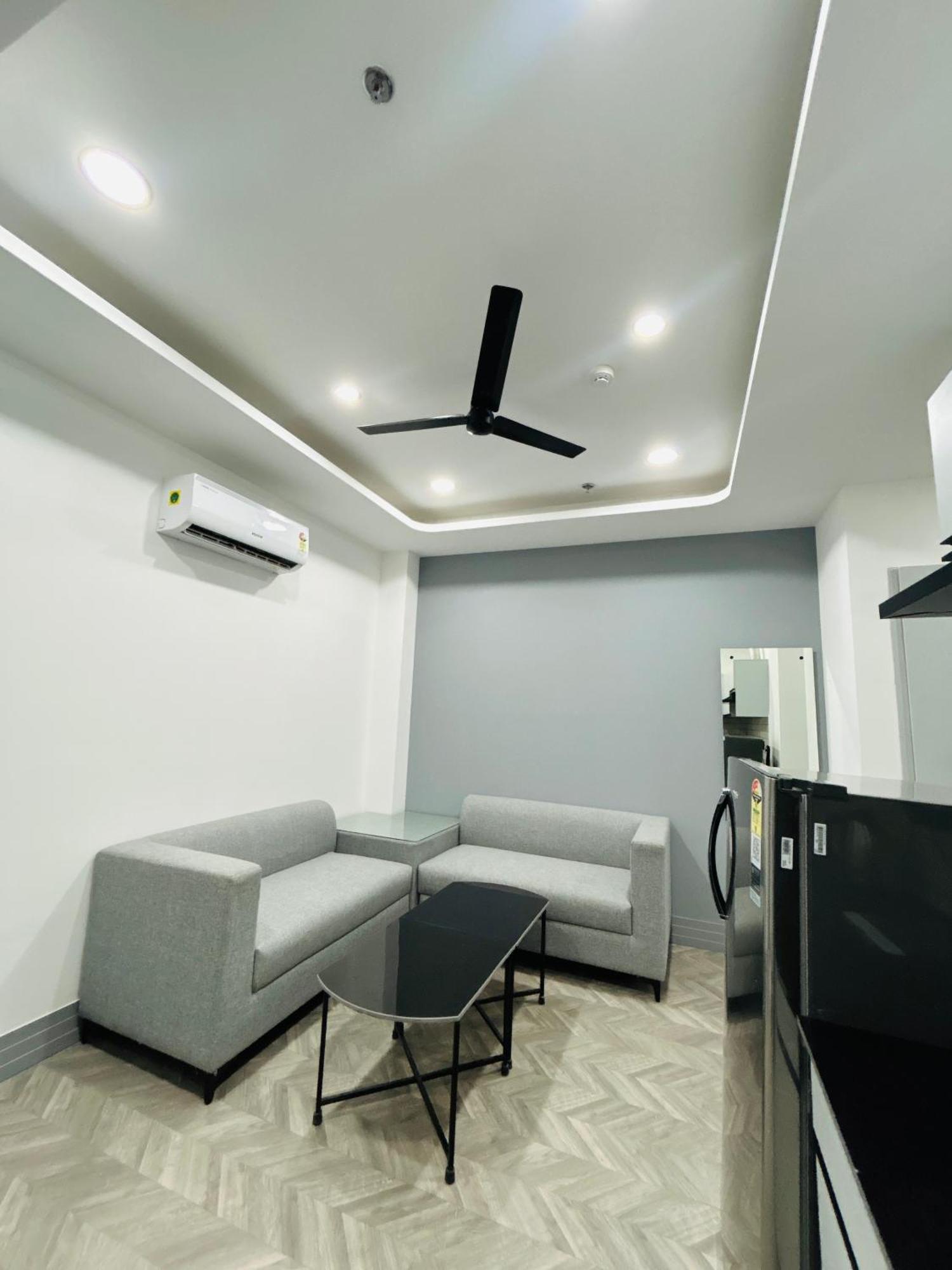 Bedchambers Serviced Apartment, Golf Course, คูร์เคาน์ ภายนอก รูปภาพ