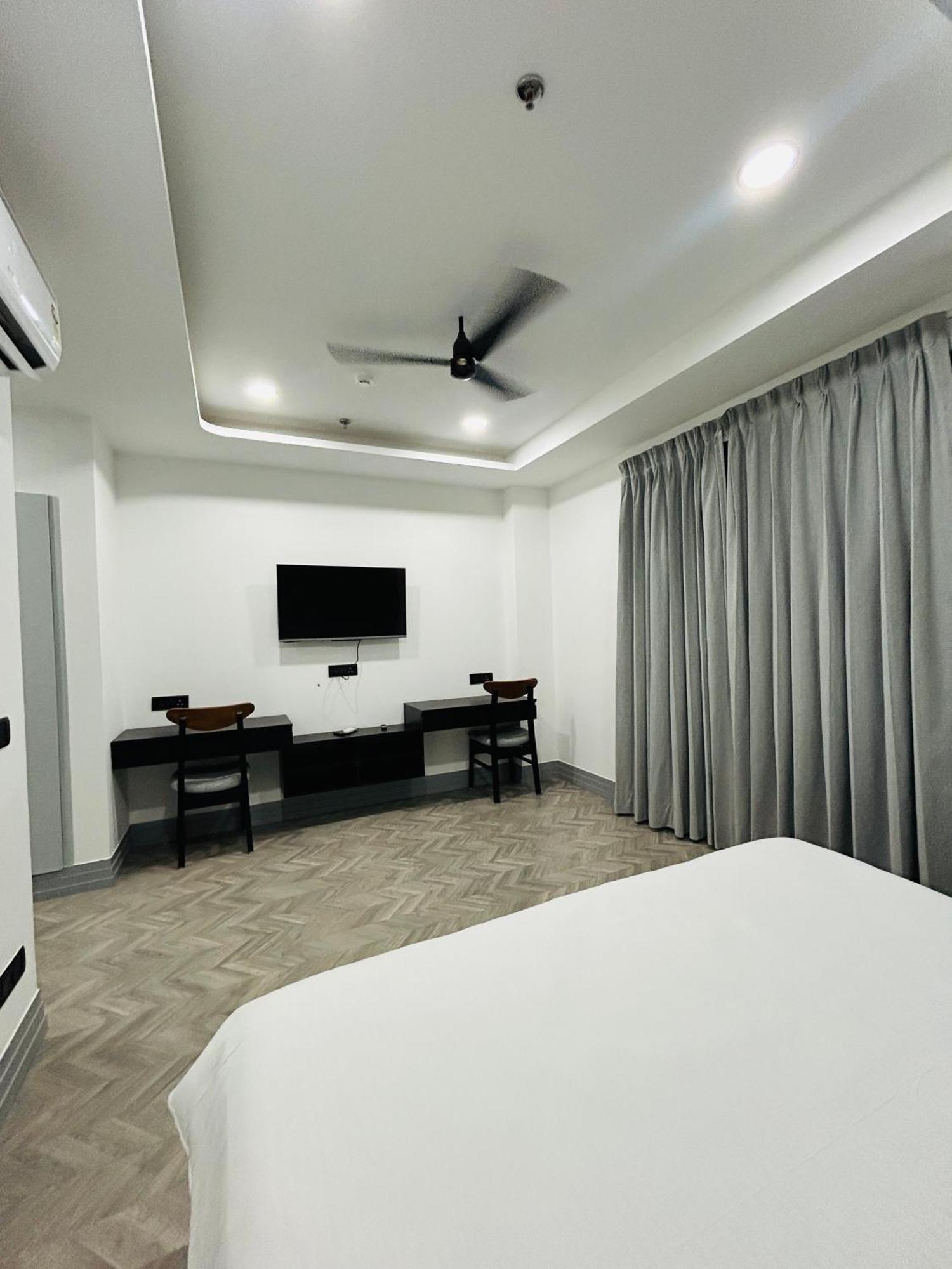 Bedchambers Serviced Apartment, Golf Course, คูร์เคาน์ ภายนอก รูปภาพ