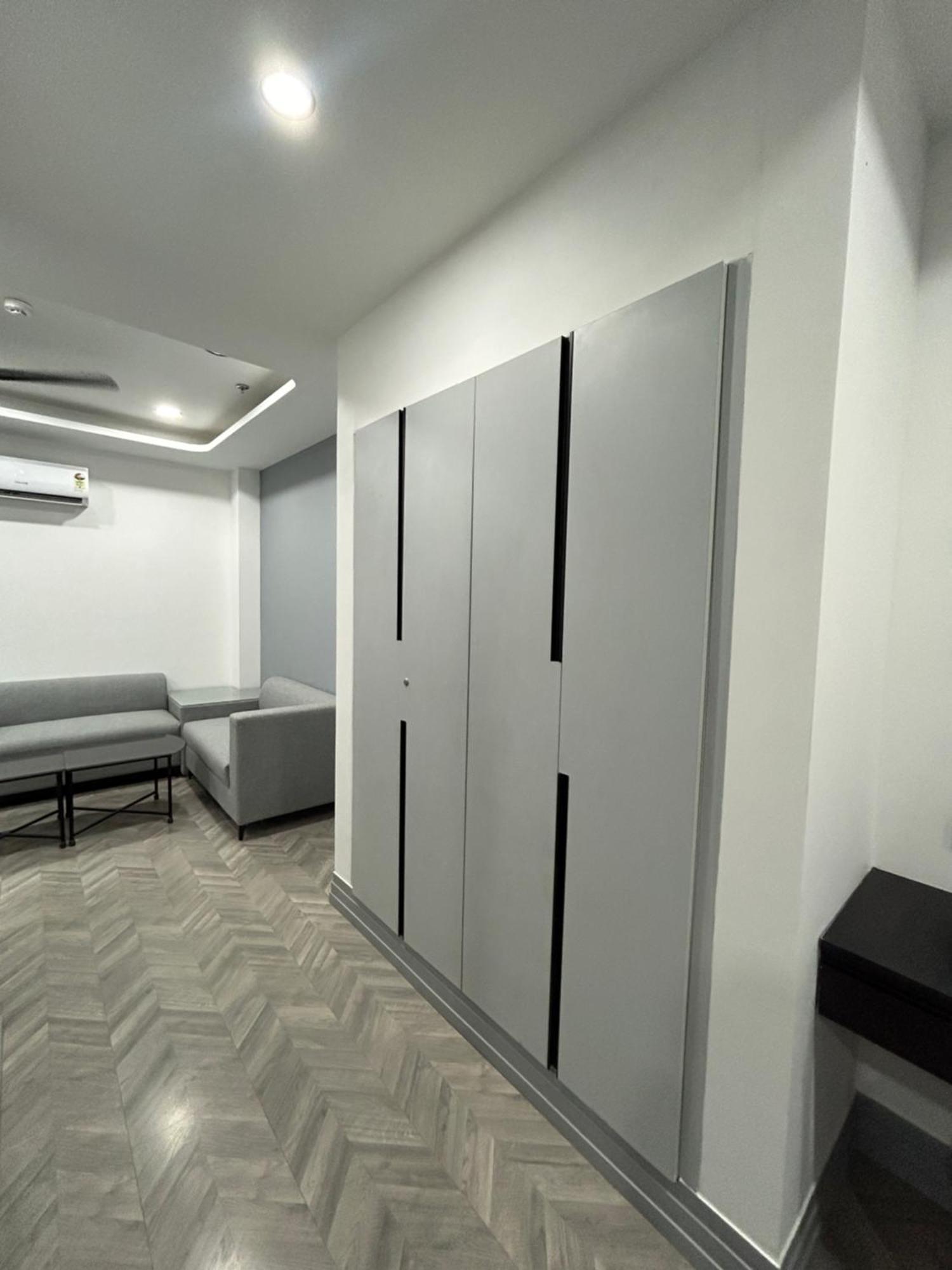 Bedchambers Serviced Apartment, Golf Course, คูร์เคาน์ ภายนอก รูปภาพ