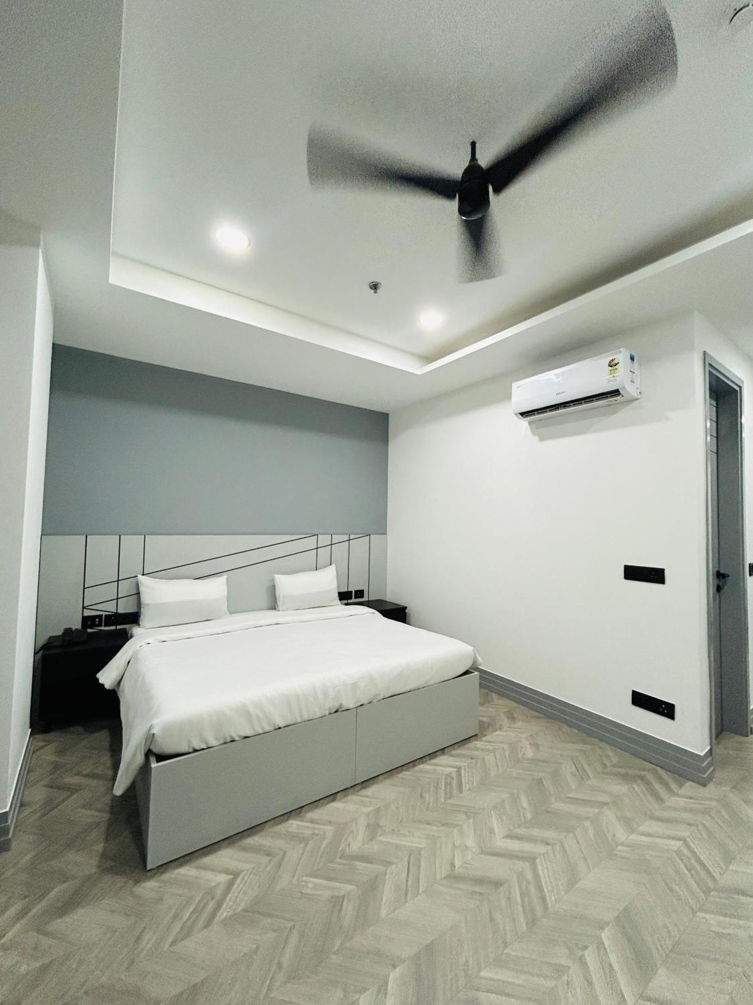 Bedchambers Serviced Apartment, Golf Course, คูร์เคาน์ ภายนอก รูปภาพ