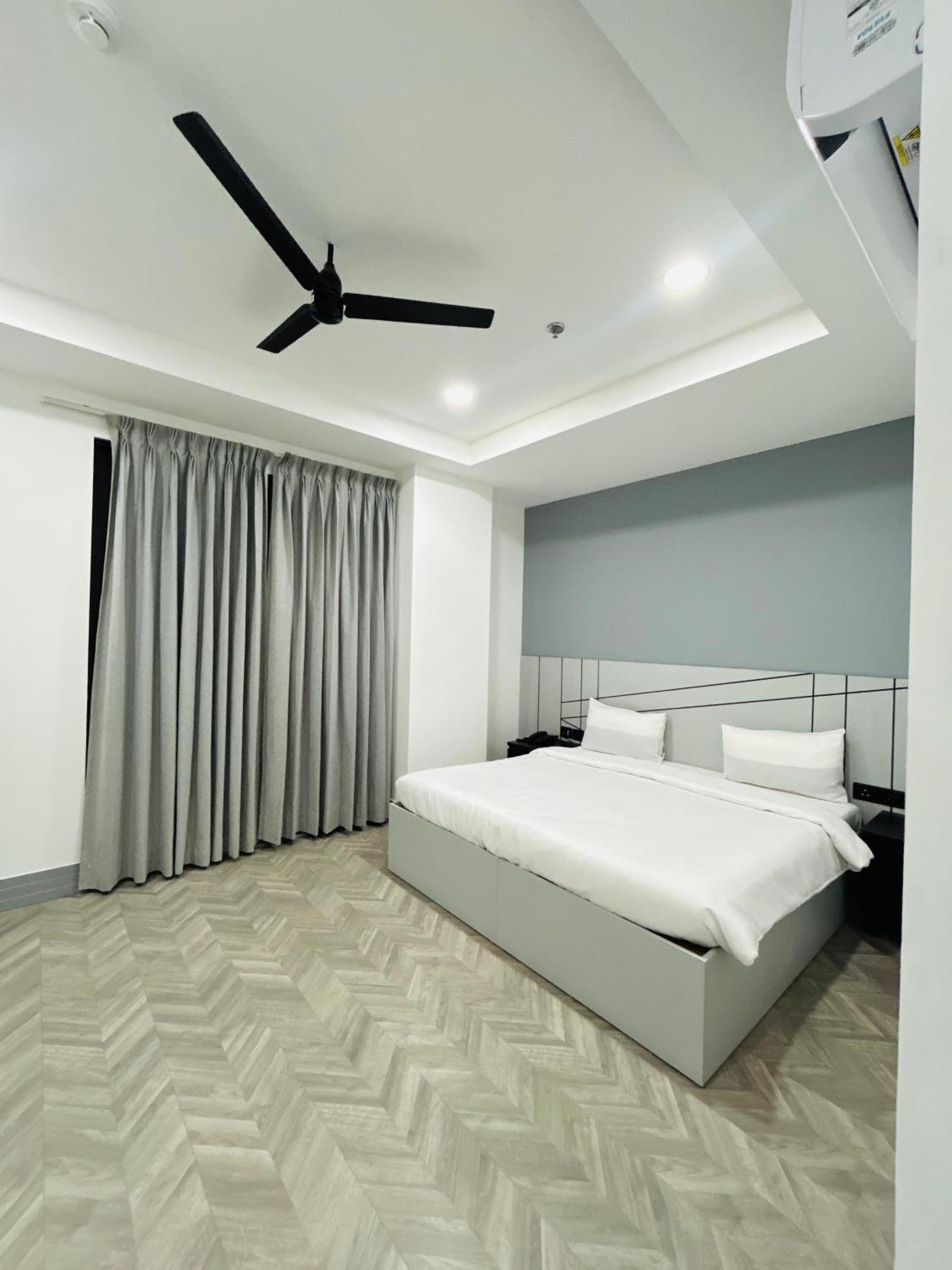 Bedchambers Serviced Apartment, Golf Course, คูร์เคาน์ ภายนอก รูปภาพ