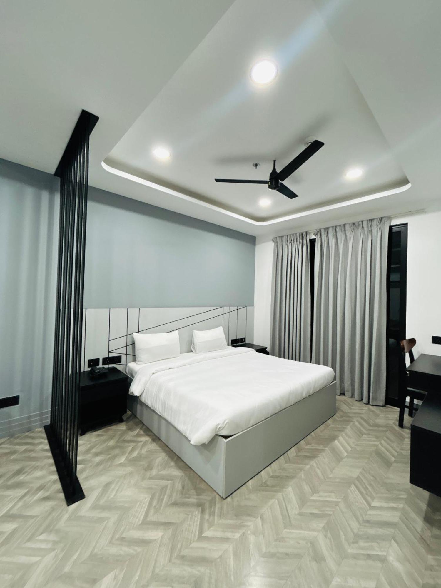 Bedchambers Serviced Apartment, Golf Course, คูร์เคาน์ ภายนอก รูปภาพ