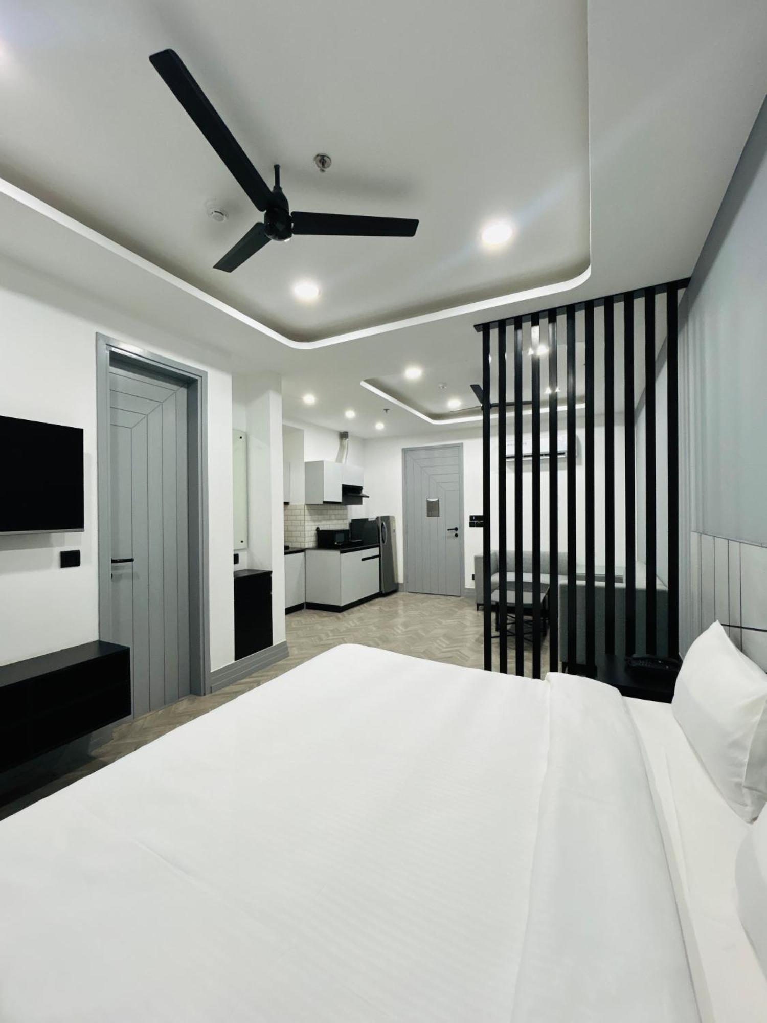 Bedchambers Serviced Apartment, Golf Course, คูร์เคาน์ ภายนอก รูปภาพ