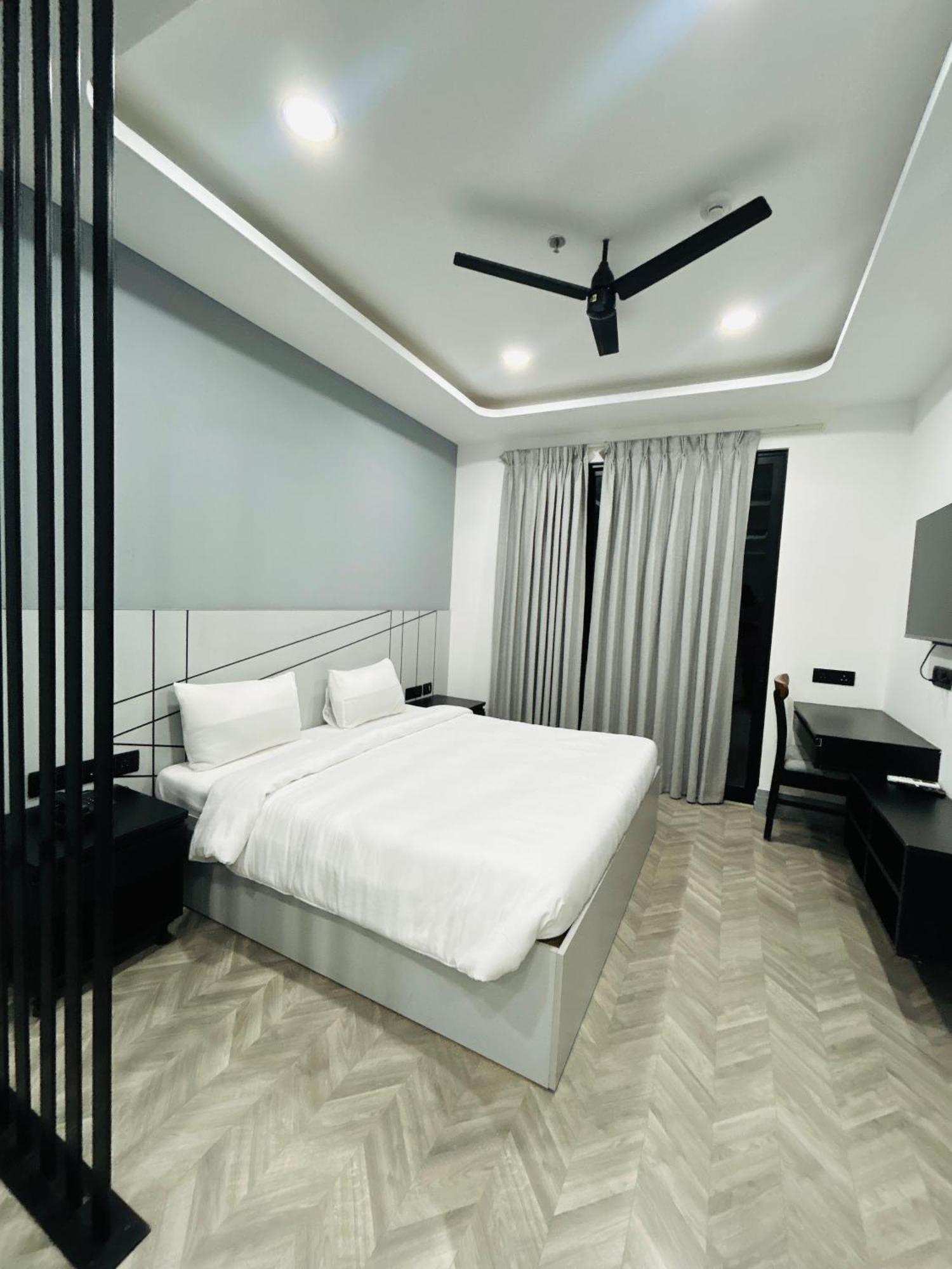 Bedchambers Serviced Apartment, Golf Course, คูร์เคาน์ ภายนอก รูปภาพ