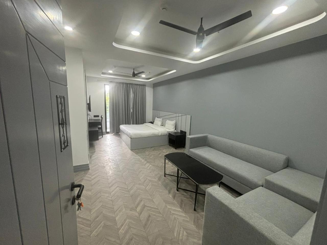 Bedchambers Serviced Apartment, Golf Course, คูร์เคาน์ ภายนอก รูปภาพ