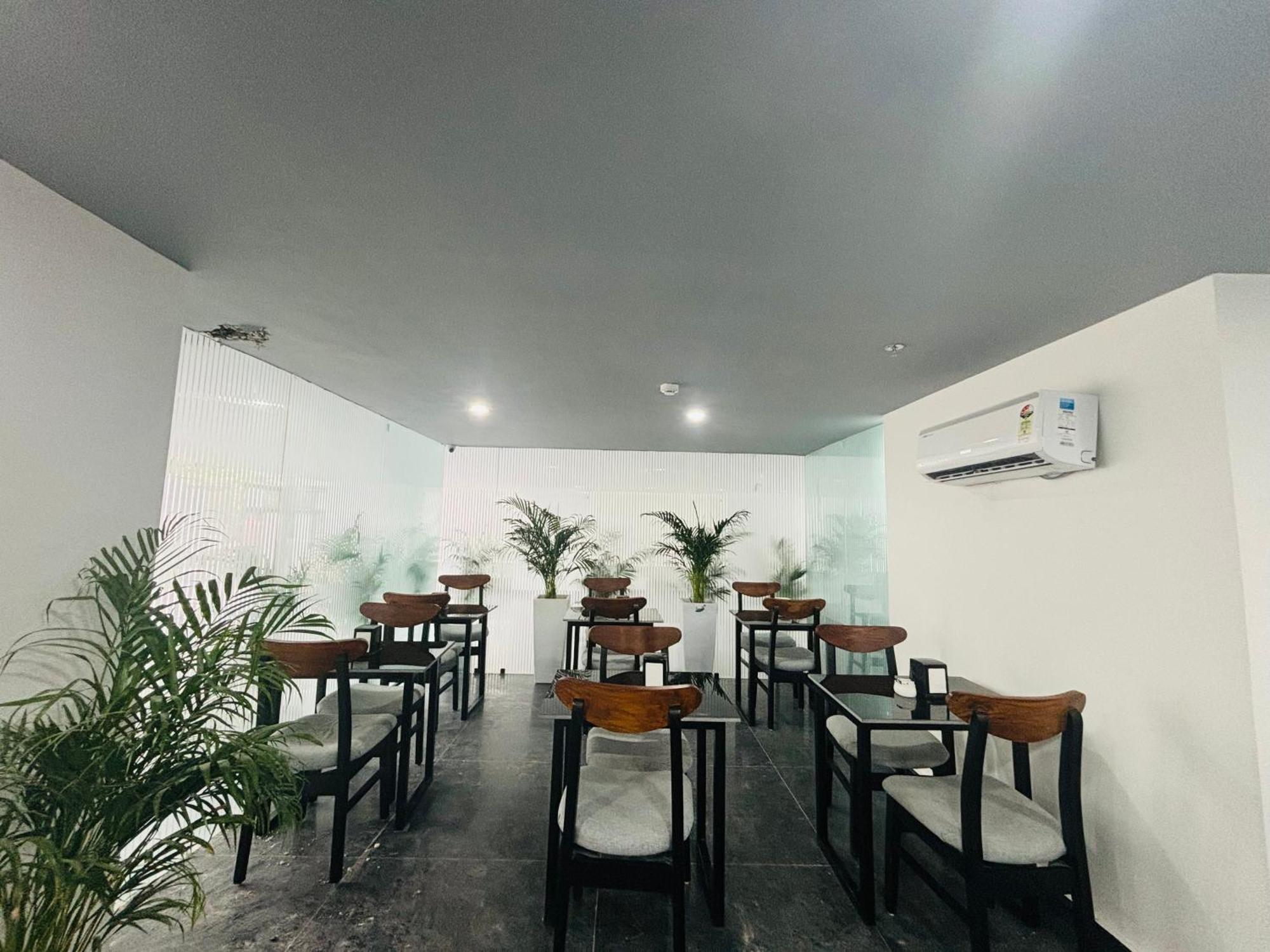 Bedchambers Serviced Apartment, Golf Course, คูร์เคาน์ ภายนอก รูปภาพ